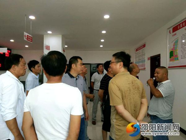 图为参观公园社区便民服务大厅