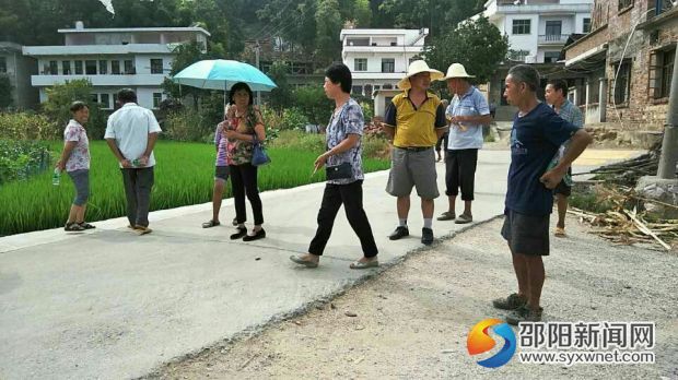保洁员顶着烈日在取经