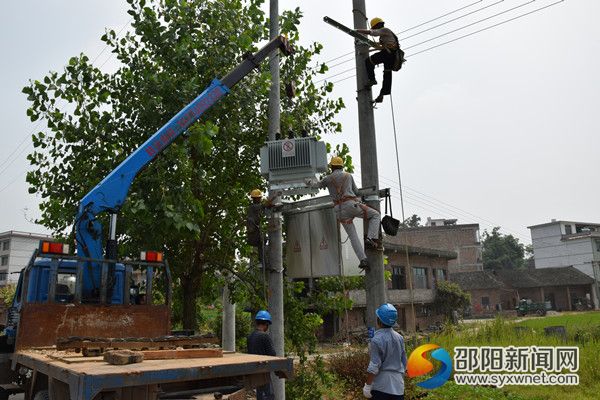 合龙村吊装变压器
