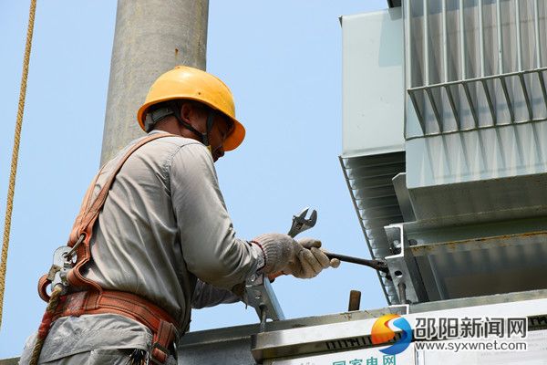 作业人员在合龙村安装变压器紧固螺丝