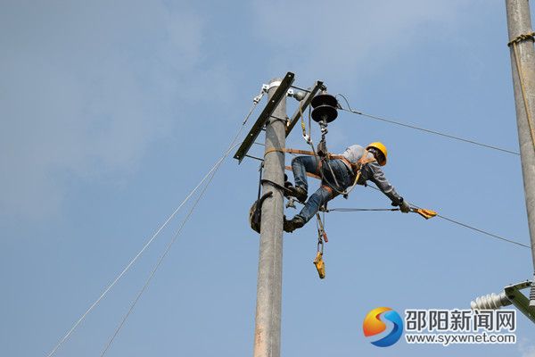 作业人员在八合村新架设10千伏线路电杆上收线
