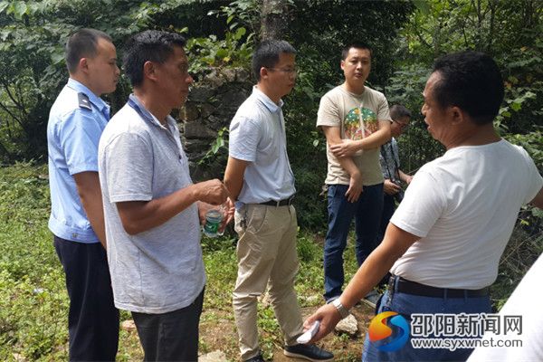 城步县汀坪乡、龙胜县江底乡工作人员实地调查，现场调解矛盾纠纷。