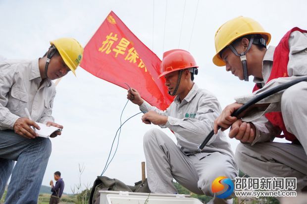 &ldquo;钢铁侠&rdquo;抗洪保电现场 (1)