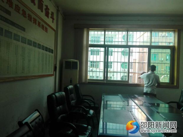 正在擦洗窗户