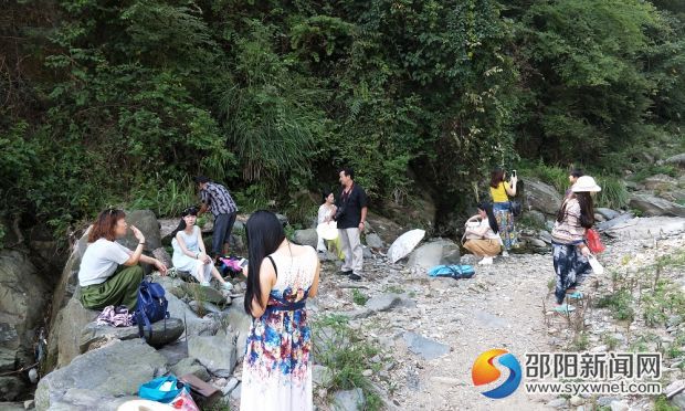 西山峡谷探险的驴友1000