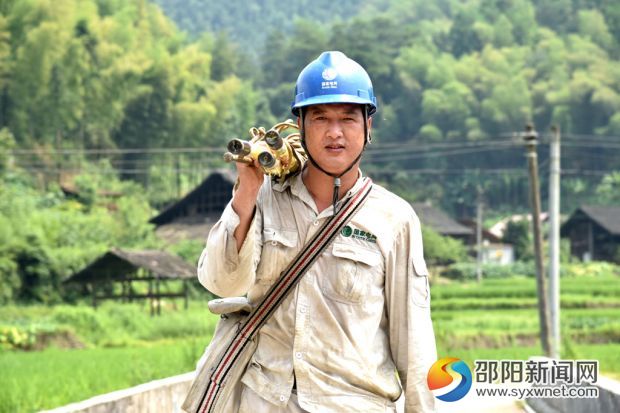 在绥宁县金屋塘镇，检修人员脸庞已被晒得黑里透红的电力施工人员，在烈日下对金屋镇10千伏金张线红万支线杆上的导线与瓷瓶进行更换。 (3)