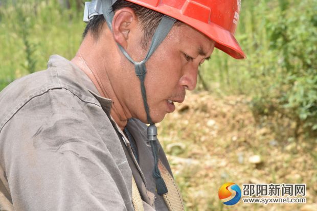 在绥宁县金屋塘镇，检修人员脸庞已被晒得黑里透红的电力施工人员，在烈日下对金屋镇10千伏金张线红万支线杆上的导线与瓷瓶进行更换。 (5)
