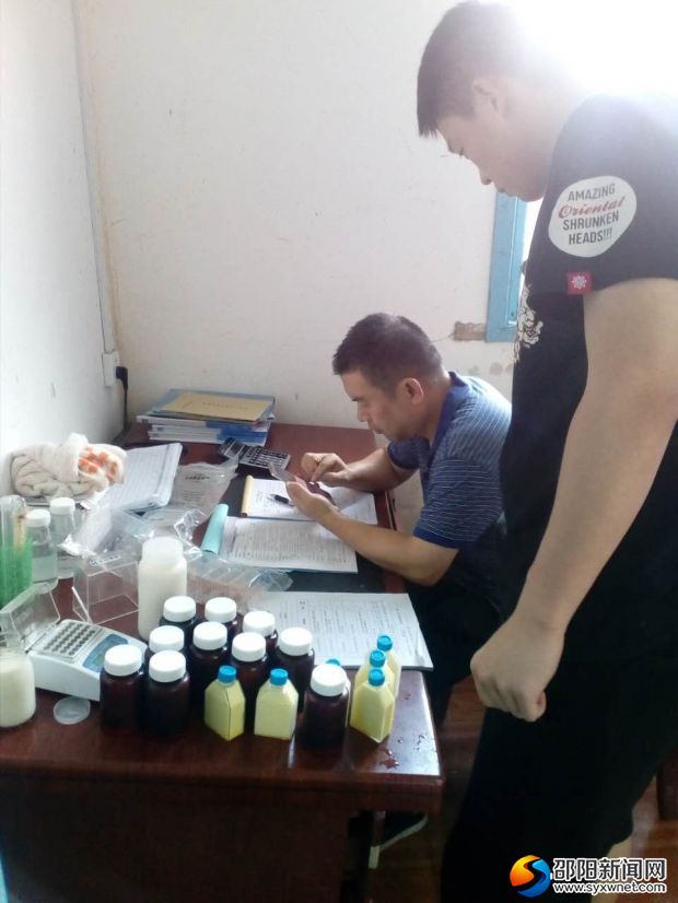8月1日,省兽药饲料监察所工作人员抽检城步生鲜乳样品。