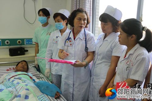 湖南湘雅医院专家在指导血液净化中心工作