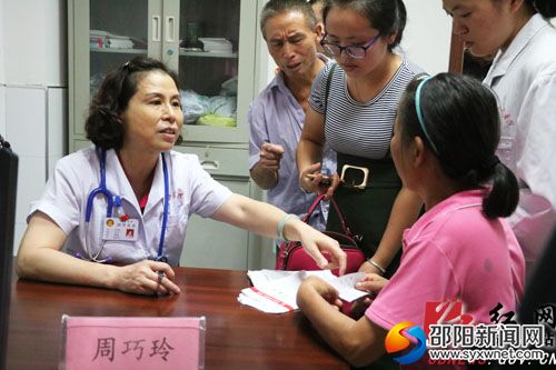 医学专家周巧玲在为群众义诊