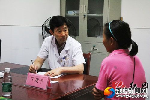 医学专家宁建平在为群众义诊