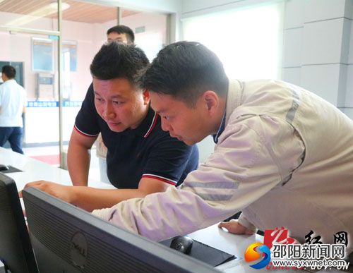县委常委、副县长方凯在大唐华银公司查看实时发电情况