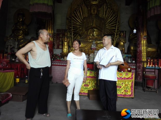 工作人员在一居鸿云庵开展安全隐患排查