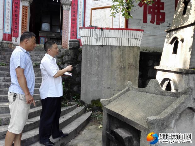 工作人员在一居鸿云庵详细登记安全隐患
