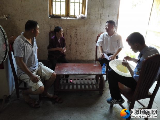 工作人员在城东村黄金庵开展安全隐患排查