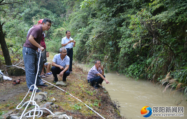 图为局领导现场指挥确保安全