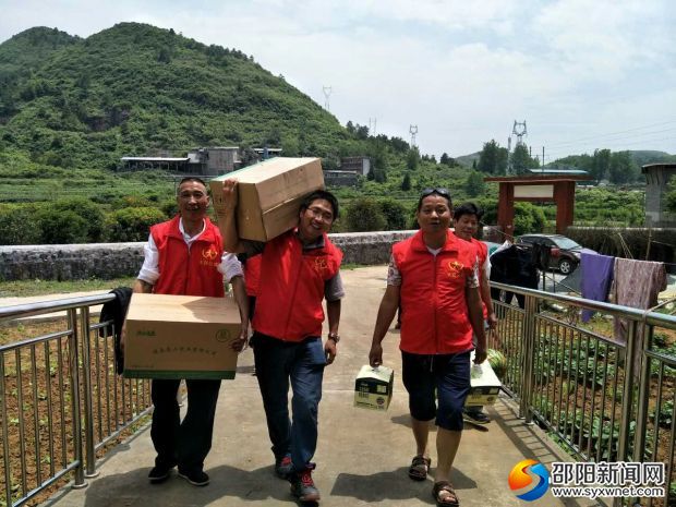 右一为张建走进敬老院