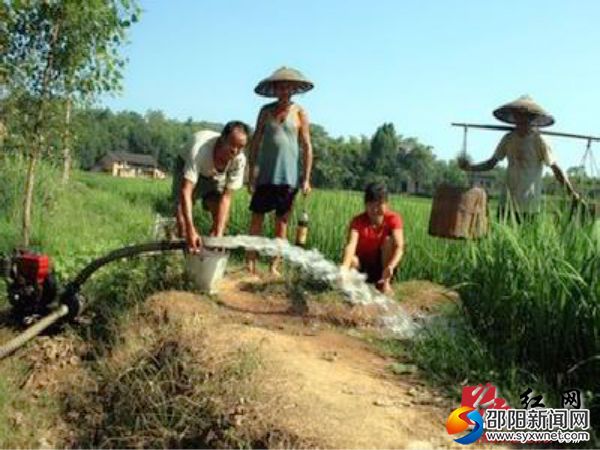 图为抗旱抽水灌溉现场。