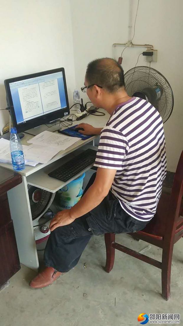 扶贫人员在村里