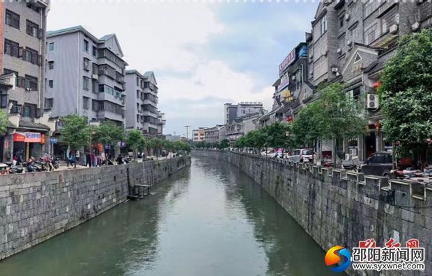 清澈的穿城河(刘凡 摄)