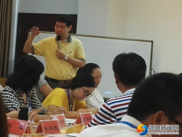 湖北教师发展中心的王金涛教授在上课