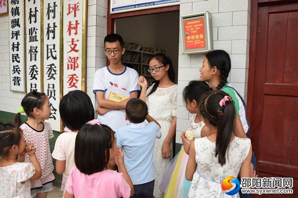 学生向老师请教国学
