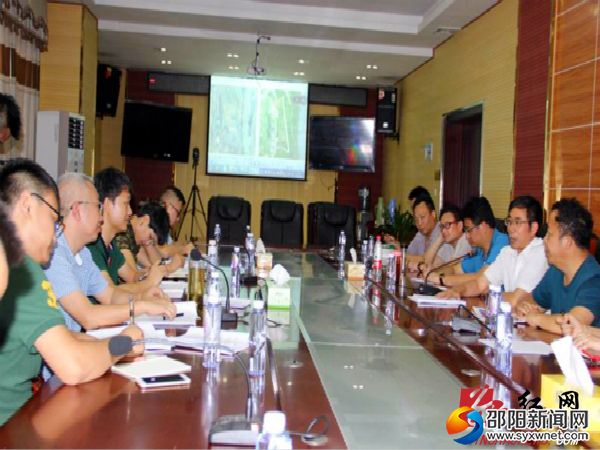 图为新邵县委书记阳晓华向新华社、潇湘晨报介绍增减挂钩试点工作