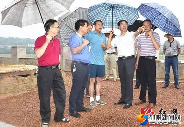 调研资江风光带建设现场