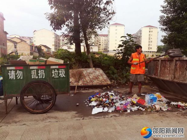 将垃圾铲进大垃圾箱