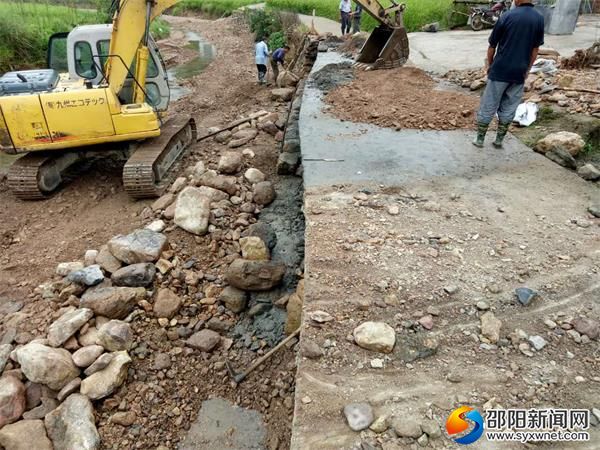 双鸣村水毁道路恢复工程进行中
