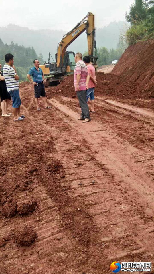 即将开通的跨镇毛坯公路