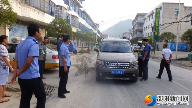 交警人员在检查