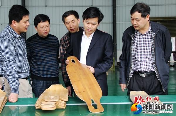 县委书记唐渊(右二)调研楠竹精深加工产业。(向云峰 摄)
