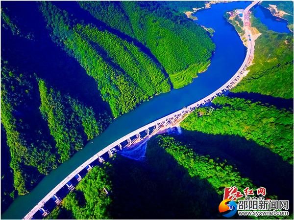 武靖高速绥宁段梅口巫水特大桥。(易建明 摄)