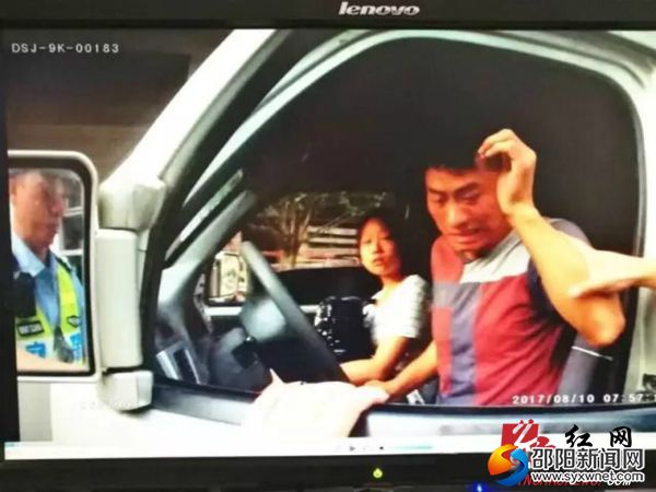 派出所民警立即将违法驾驶员控制住。