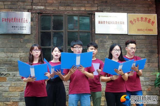 实践队党员朗诵红色经典