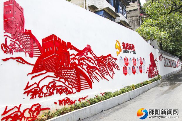 大祥坪戴家社区内一处文化墙全景。