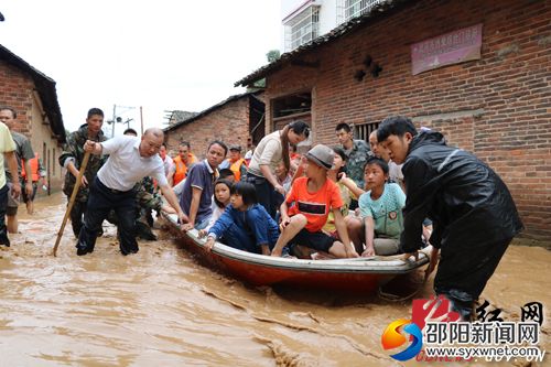 县委书记罗建南带领救援人员在紧急转移群众　　