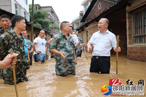 县委书记罗建南正在紧急部署救援工作