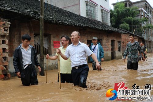 县委书记罗建南行进在抗洪救灾路上　　
