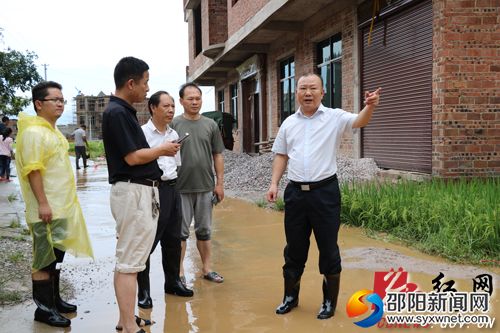 县委书记罗建南正在指挥抗洪抢险工作　