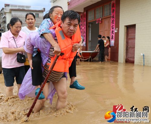 救援人员正在转移受困群众　