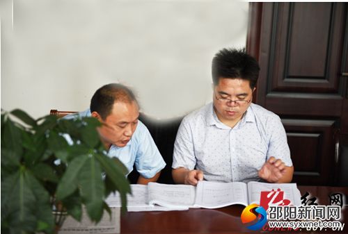 马文高查看防汛值班记录