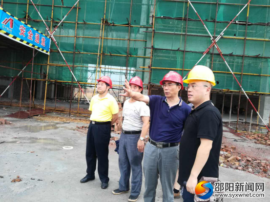 阳晓华书记（中）在邵阳坪上综合客运枢纽项目部施工现场检查