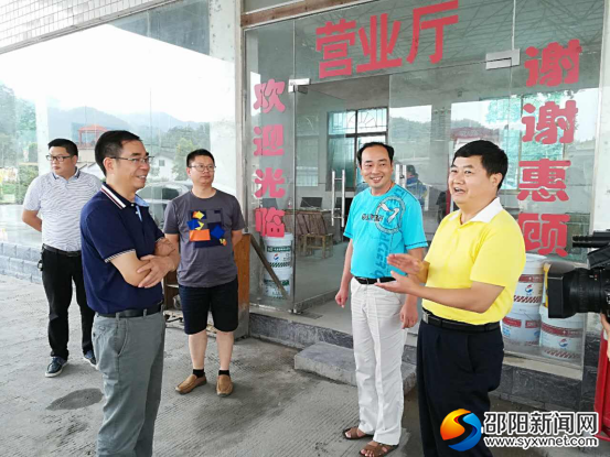 阳晓华书记（中）在张家冲加油站检查安全生产工作