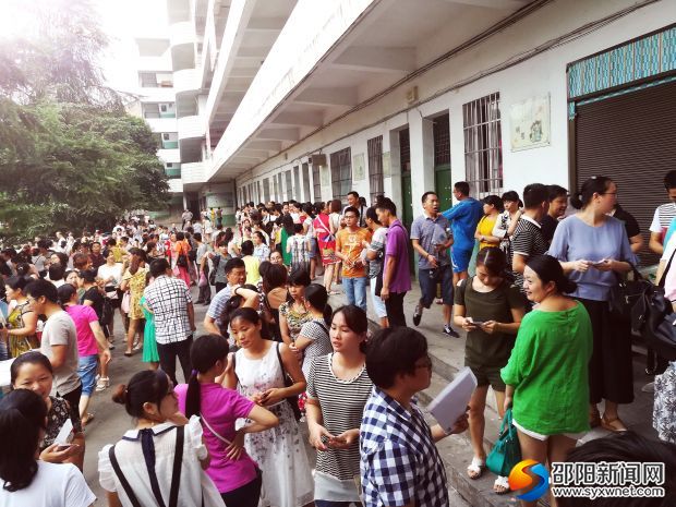 等待进入考场的老师们