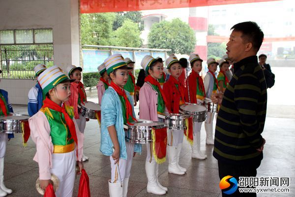 图为参赛前校长为孩子们鼓劲