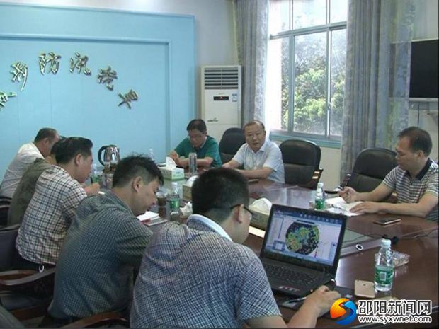 图为13日18时县委书记罗建南召开防汛调度会