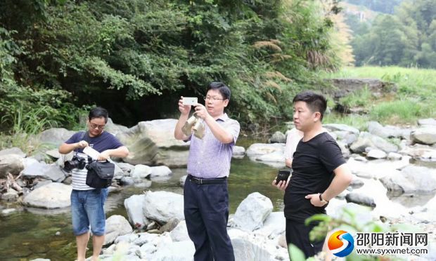 图为著名油画家唐三超西山峡谷采风1000