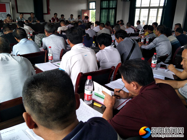 与会人员在认真听取课